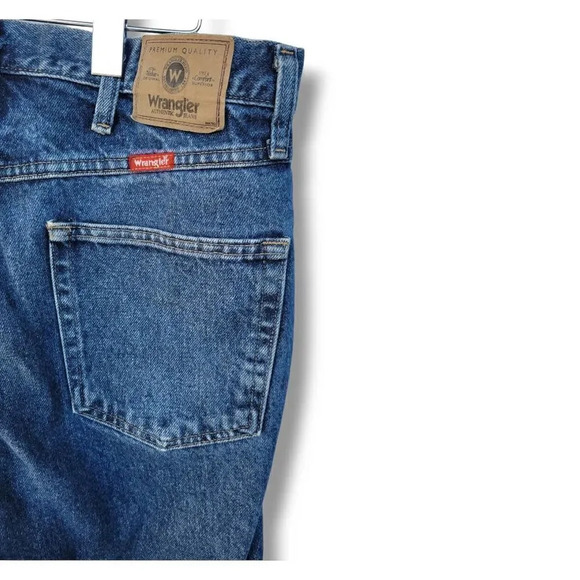 Wrangler men's blue medium wash regular fit jeans - 34x29​ - Picture 5 of 9